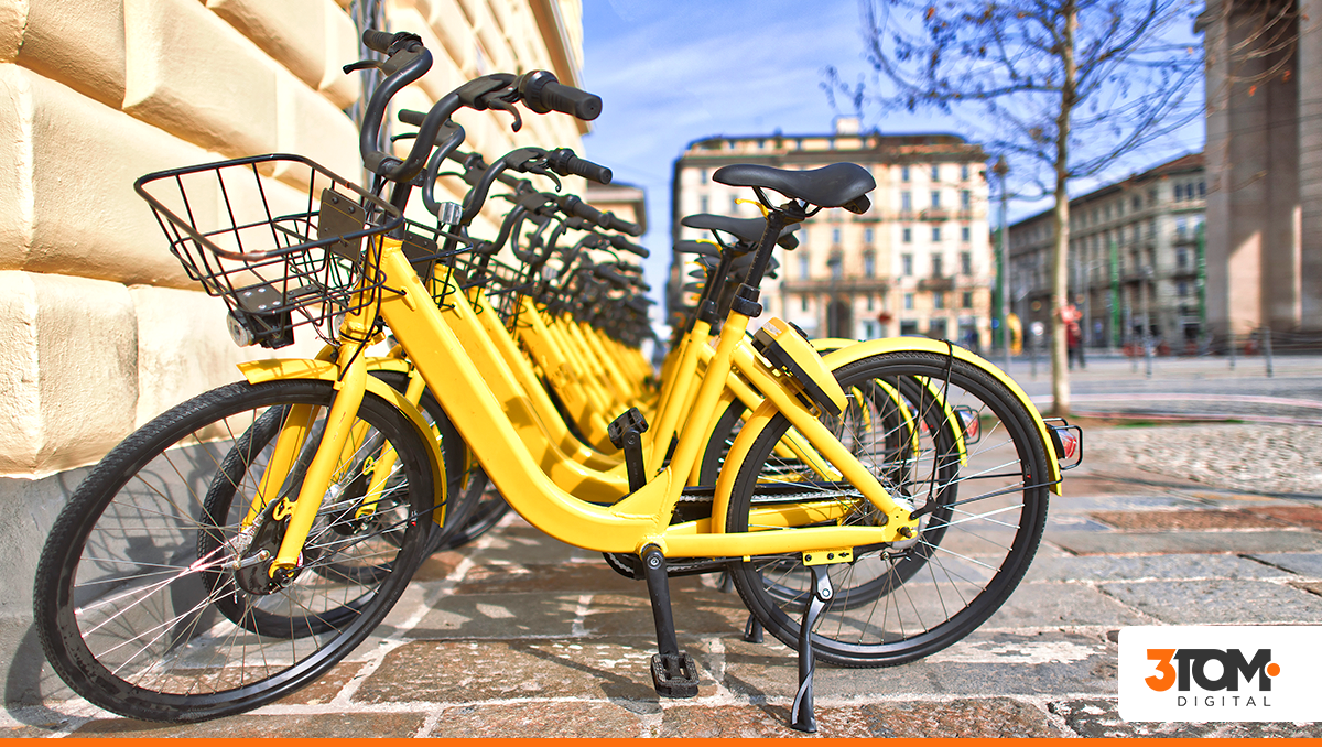 Bicicletas amarelas enfileiradas